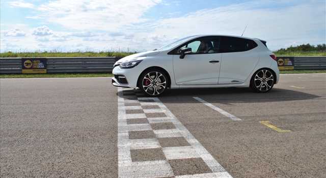 Renault Clio R.S. EDC 220 Trophy in prova