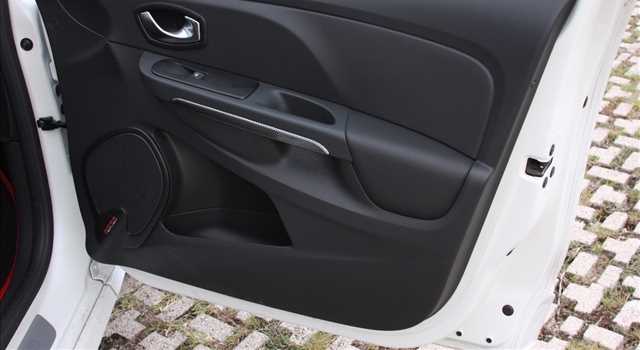 Renault Clio R.S. EDC 220 Trophy in prova