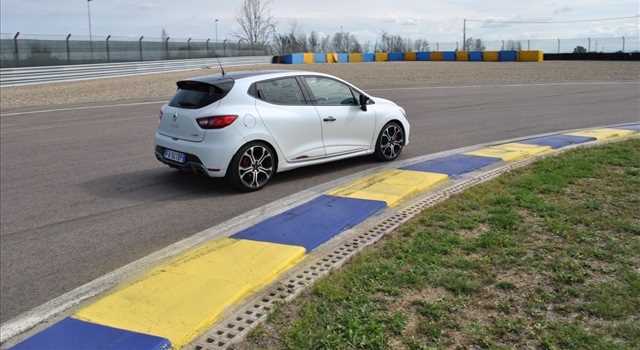 Renault Clio R.S. EDC 220 Trophy in prova