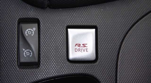 Renault Clio R.S. EDC 220 Trophy in prova