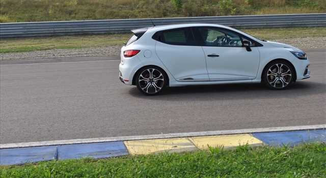 Renault Clio R.S. EDC 220 Trophy in prova