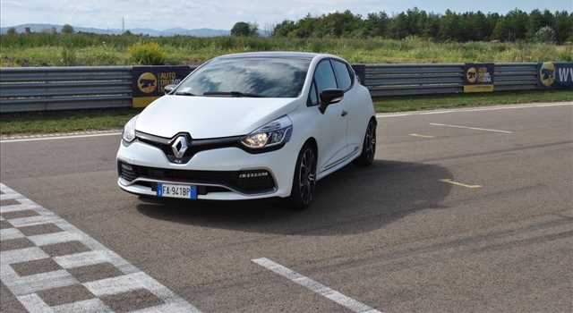 Renault Clio R.S. EDC 220 Trophy in prova