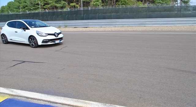 Renault Clio R.S. EDC 220 Trophy in prova
