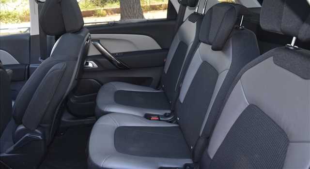 Peugeot 3008 vs Citroen C4 Picasso, prova su strada