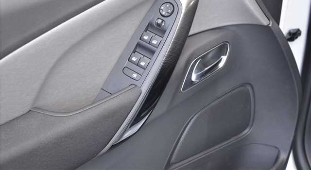 Peugeot 3008 vs Citroen C4 Picasso, prova su strada