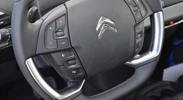 Peugeot 3008 vs Citroen C4 Picasso, prova su strada