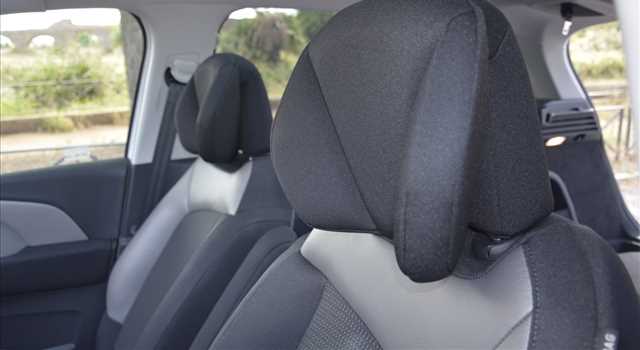 Peugeot 3008 vs Citroen C4 Picasso, prova su strada