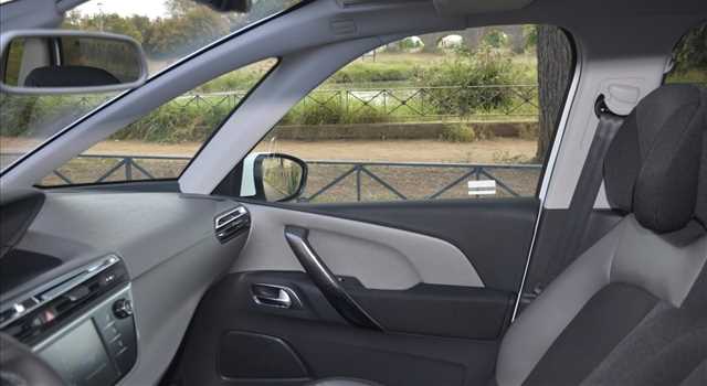Peugeot 3008 vs Citroen C4 Picasso, prova su strada