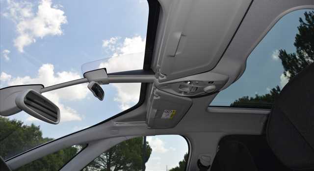 Peugeot 3008 vs Citroen C4 Picasso, prova su strada
