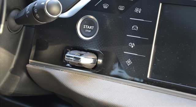 Peugeot 3008 vs Citroen C4 Picasso, prova su strada