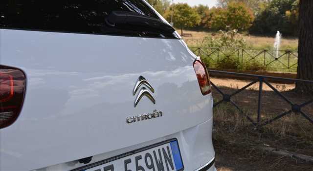 Peugeot 3008 vs Citroen C4 Picasso, prova su strada