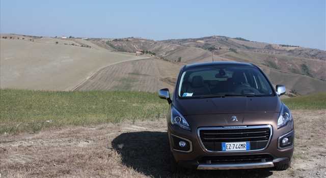 Peugeot 3008 vs Citroen C4 Picasso, prova su strada