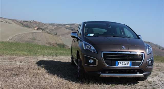 Peugeot 3008 vs Citroen C4 Picasso, prova su strada