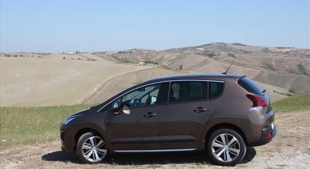 Peugeot 3008 vs Citroen C4 Picasso, prova su strada