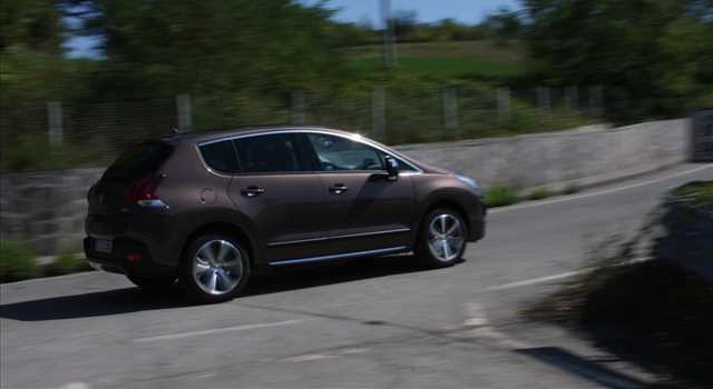 Peugeot 3008 vs Citroen C4 Picasso, prova su strada