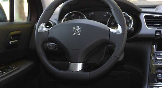 Peugeot 3008 vs Citroen C4 Picasso, prova su strada