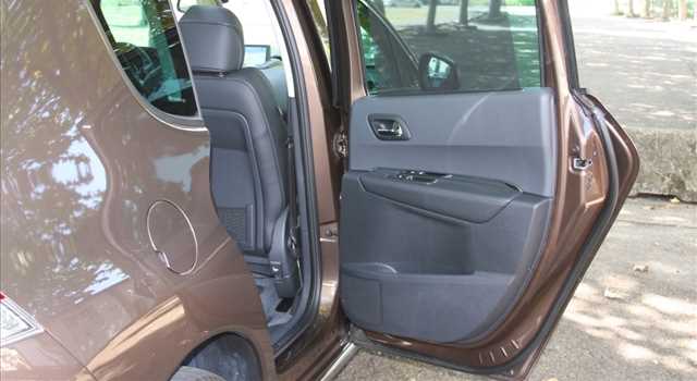Peugeot 3008 vs Citroen C4 Picasso, prova su strada