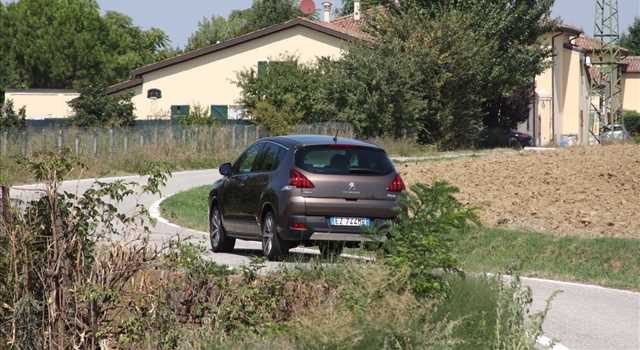 Peugeot 3008 vs Citroen C4 Picasso, prova su strada