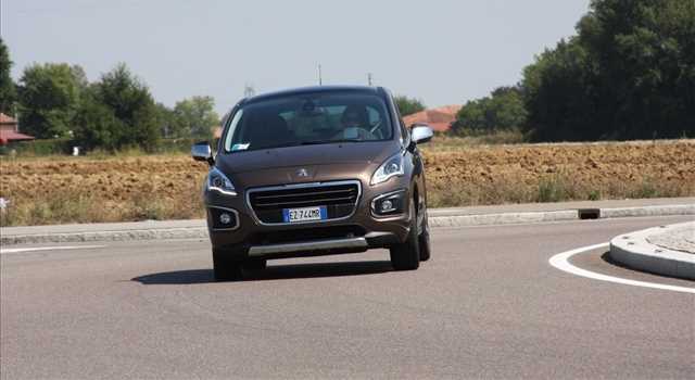 Peugeot 3008 vs Citroen C4 Picasso, prova su strada