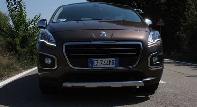 Peugeot 3008 vs Citroen C4 Picasso, prova su strada