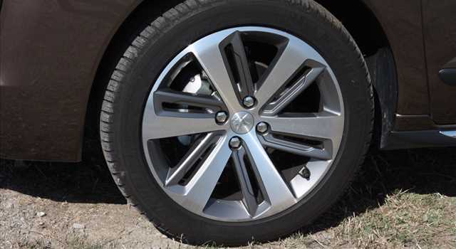 Peugeot 3008 vs Citroen C4 Picasso, prova su strada