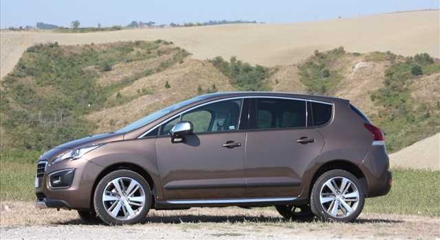 Peugeot 3008 vs Citroen C4 Picasso, prova su strada