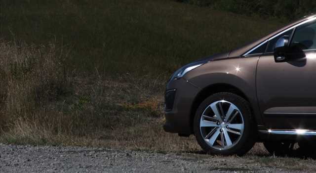 Peugeot 3008 vs Citroen C4 Picasso, prova su strada