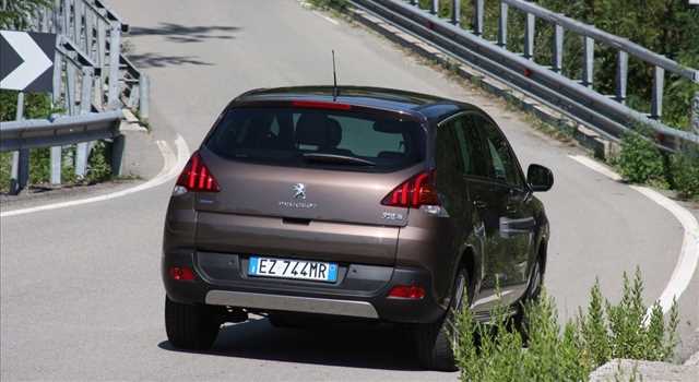 Peugeot 3008 vs Citroen C4 Picasso, prova su strada