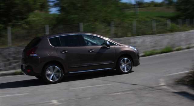 Peugeot 3008 vs Citroen C4 Picasso, prova su strada