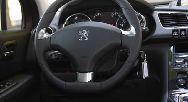 Peugeot 3008 vs Citroen C4 Picasso, prova su strada