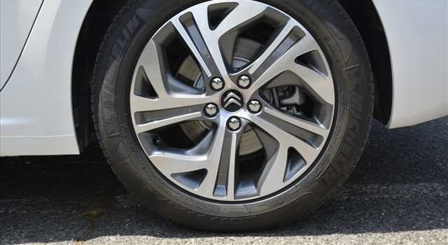 Peugeot 3008 vs Citroen C4 Picasso, prova su strada