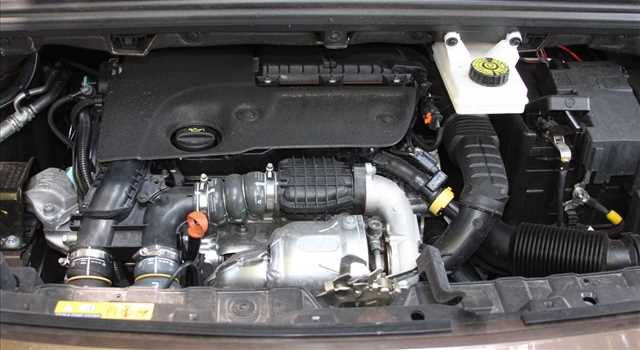Peugeot 3008 vs Citroen C4 Picasso, prova su strada
