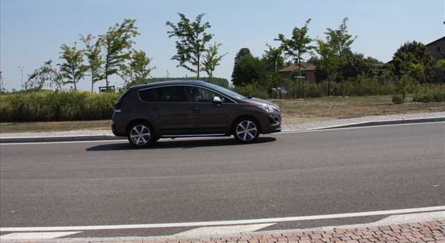 Peugeot 3008 vs Citroen C4 Picasso, prova su strada