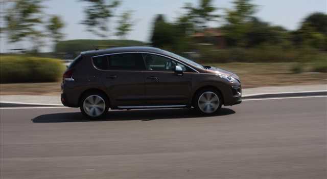 Peugeot 3008 vs Citroen C4 Picasso, prova su strada