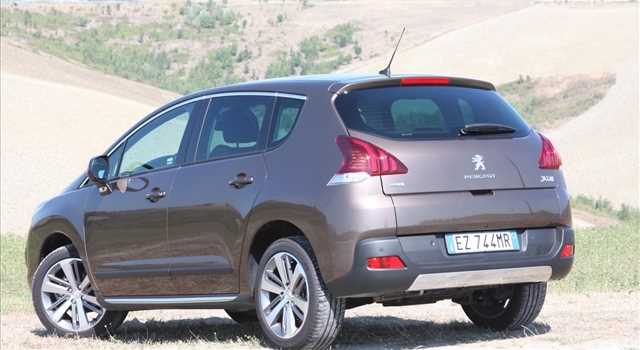 Peugeot 3008 vs Citroen C4 Picasso, prova su strada