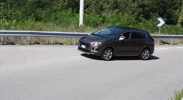 Peugeot 3008 vs Citroen C4 Picasso, prova su strada