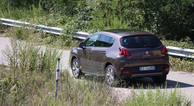 Peugeot 3008 vs Citroen C4 Picasso, prova su strada