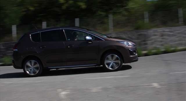 Peugeot 3008 vs Citroen C4 Picasso, prova su strada
