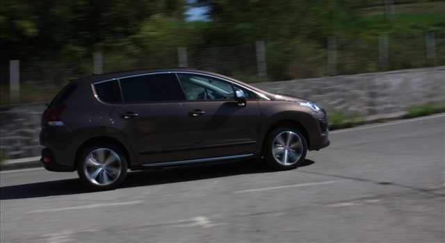 Peugeot 3008 vs Citroen C4 Picasso, prova su strada