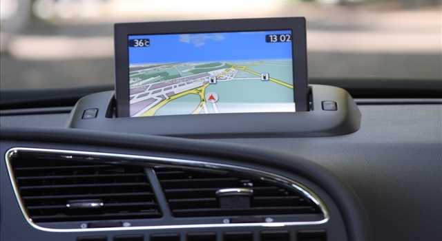 Peugeot 3008 vs Citroen C4 Picasso, prova su strada