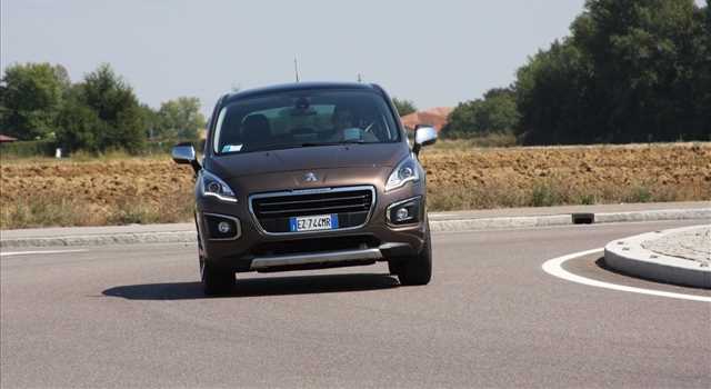 Peugeot 3008 vs Citroen C4 Picasso, prova su strada
