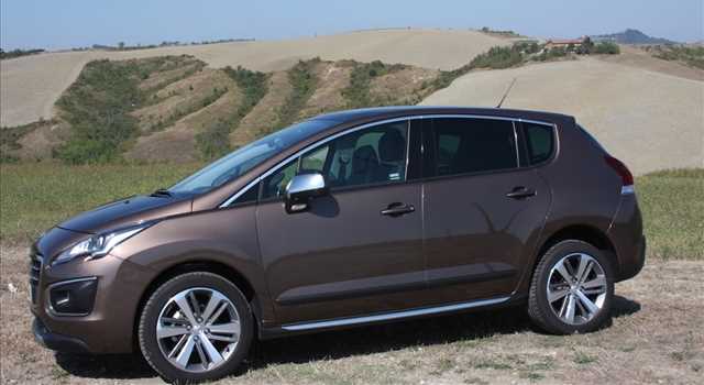Peugeot 3008 vs Citroen C4 Picasso, prova su strada