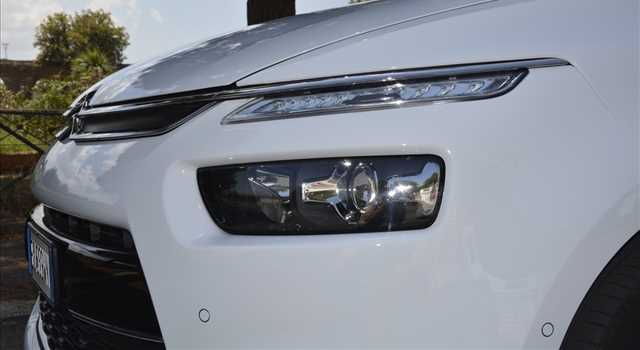 Peugeot 3008 vs Citroen C4 Picasso, prova su strada