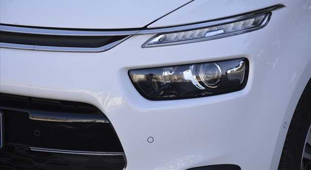 Peugeot 3008 vs Citroen C4 Picasso, prova su strada