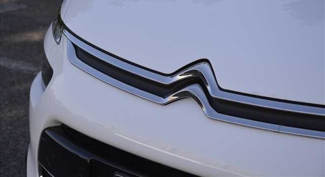 Peugeot 3008 vs Citroen C4 Picasso, prova su strada