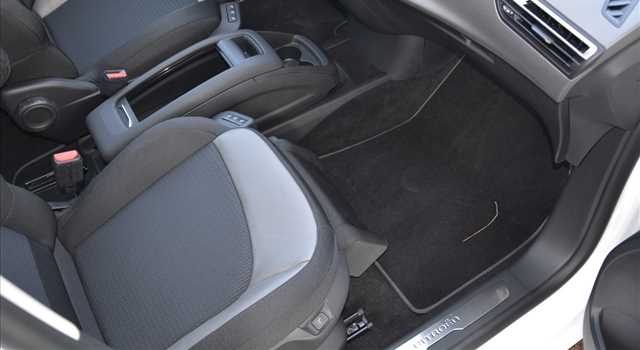 Peugeot 3008 vs Citroen C4 Picasso, prova su strada