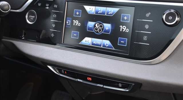 Peugeot 3008 vs Citroen C4 Picasso, prova su strada