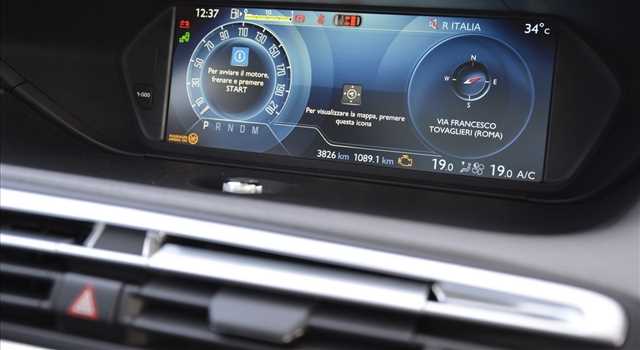 Peugeot 3008 vs Citroen C4 Picasso, prova su strada