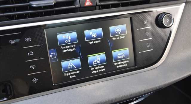 Peugeot 3008 vs Citroen C4 Picasso, prova su strada