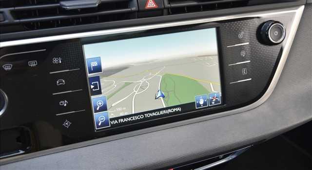 Peugeot 3008 vs Citroen C4 Picasso, prova su strada